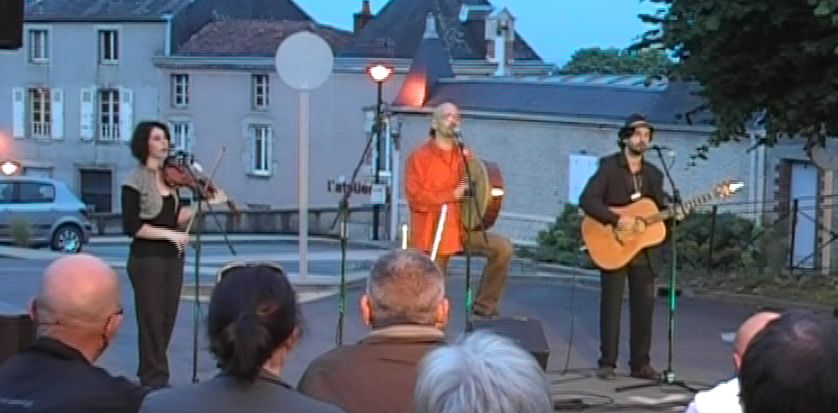 Realta trio à Pouzauges trio celtique sur une place
